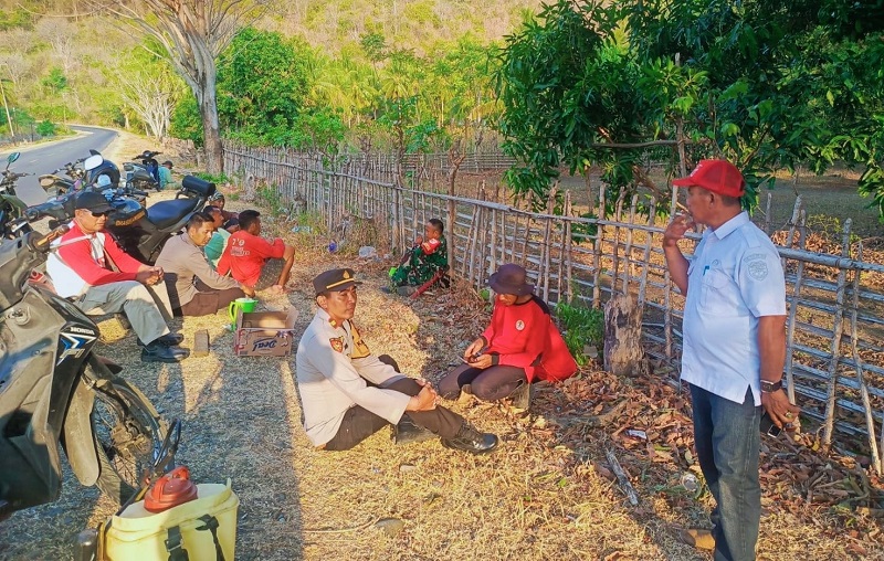 Kebakaran hutan dan lahan di Desa Betaua Touna capai 10 hektare, medan terjal dan berbatu menghambat pemadaman petugas gabungan. (ft : ist)
