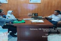Dwi Anisa bersama Kadishub Tojo Una-Una Arman K Tambilalo di ruang kerja Kadishub Touna, Selasa (8/9/2026).
