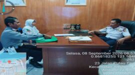 Dwi Anisa bersama Kadishub Tojo Una-Una Arman K Tambilalo di ruang kerja Kadishub Touna, Selasa (8/9/2026).
