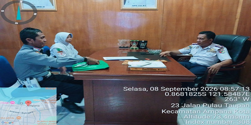 Dwi Anisa bersama Kadishub Tojo Una-Una Arman K Tambilalo di ruang kerja Kadishub Touna, Selasa (8/9/2026).