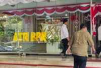 Penyidik KPK menggeledah ruang Dirjen ATR BPN Lampri selama enam jam dan menyita tiga koper dokumen terkait kasus suap HGB. (CNN Indonesia)
