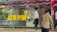 Penyidik KPK menggeledah ruang Dirjen ATR BPN Lampri selama enam jam dan menyita tiga koper dokumen terkait kasus suap HGB. (CNN Indonesia)
