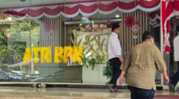 Penyidik KPK menggeledah ruang Dirjen ATR BPN Lampri selama enam jam dan menyita tiga koper dokumen terkait kasus suap HGB. (CNN Indonesia)
