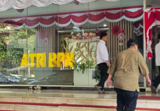 Penyidik KPK menggeledah ruang Dirjen ATR BPN Lampri selama enam jam dan menyita tiga koper dokumen terkait kasus suap HGB. (CNN Indonesia)