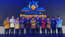 Bupati Banggai Kepulauan Rusli Moidady menerima penghargaan Anugerah Pendidikan Bago Nggabelo 2026 atas capaian mutu dan layanan pendidikan daerah. (Pemkab Bangkep)