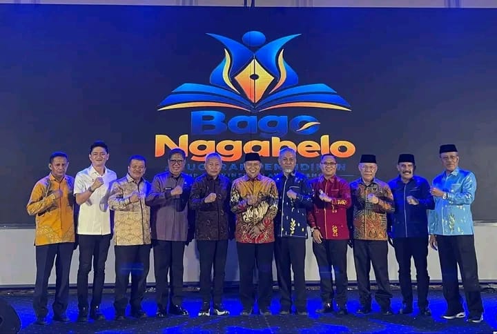 Bupati Banggai Kepulauan Rusli Moidady menerima penghargaan Anugerah Pendidikan Bago Nggabelo 2026 atas capaian mutu dan layanan pendidikan daerah. (Pemkab Bangkep)