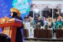 Wakil Bupati Tojo Una-Una, Hj. Surya Lapasiri, saat membacakan sambutan Bupati Ilham S. Lawidu pada penutupan Festival Budaya Bakulupi 2026 di Kelurahan Bailo Baru, Kecamatan Ampana Kota, Rabu malam (16/9/2026).

