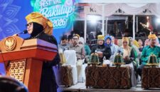 Wakil Bupati Tojo Una-Una, Hj. Surya Lapasiri, saat membacakan sambutan Bupati Ilham S. Lawidu pada penutupan Festival Budaya Bakulupi 2026 di Kelurahan Bailo Baru, Kecamatan Ampana Kota, Rabu malam (16/9/2026).
