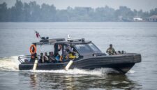 Basarnas memperluas area pencarian 129 korban terbaliknya KM Virgo Transport 8 di Laut Jawa dengan mengerahkan armada laut dan udara, Rabu (16/9/26). (CNN Indonesia/Antara)
