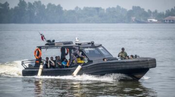Basarnas memperluas area pencarian 129 korban terbaliknya KM Virgo Transport 8 di Laut Jawa dengan mengerahkan armada laut dan udara, Rabu (16/9/26). (CNN Indonesia/Antara)

