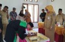 Camat Tinangkung Selatan Dian Dewinda melantik anggota BPD Desa Tinangkung di Subdesa Lomboan untuk mendekatkan pelayanan, Senin (21/9/26).