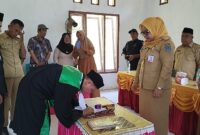 Camat Tinangkung Selatan Dian Dewinda melantik anggota BPD Desa Tinangkung di Subdesa Lomboan untuk mendekatkan pelayanan, Senin (21/9/26).