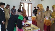 Camat Tinangkung Selatan Dian Dewinda melantik anggota BPD Desa Tinangkung di Subdesa Lomboan untuk mendekatkan pelayanan, Senin (21/9/26).