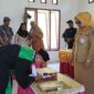 Camat Tinangkung Selatan Dian Dewinda melantik anggota BPD Desa Tinangkung di Subdesa Lomboan untuk mendekatkan pelayanan, Senin (21/9/26).