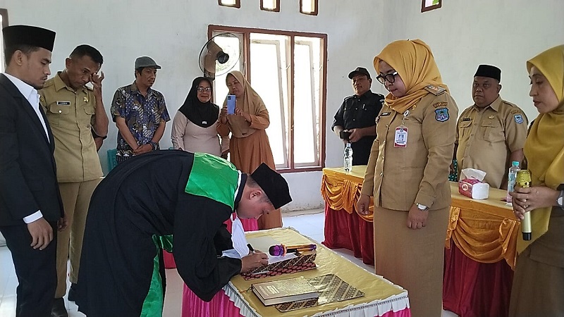 Camat Tinangkung Selatan Dian Dewinda melantik anggota BPD Desa Tinangkung di Subdesa Lomboan untuk mendekatkan pelayanan, Senin (21/9/26).