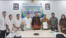 Sekda Tojo Una-Una Alfian Matajeng bersama jajaran Pemkab Touna dan BPJS Ketenaga kerjaan saat pembahasan dan penandatanga nan kerja sama di Kantor Cabang BPJS Ketenaga kerjaan Sulawesi Tengah, Palu, Senin (28/9/2026) lalu. (ft: RadarPalu)