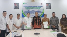 Sekda Tojo Una-Una Alfian Matajeng bersama jajaran Pemkab Touna dan BPJS Ketenaga kerjaan saat pembahasan dan penandatanga nan kerja sama di Kantor Cabang BPJS Ketenaga kerjaan Sulawesi Tengah, Palu, Senin (28/9/2026) lalu. (ft: RadarPalu)