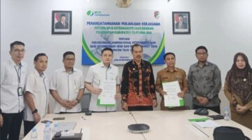Sekda Tojo Una-Una Alfian Matajeng bersama jajaran Pemkab Touna dan BPJS Ketenaga kerjaan saat pembahasan dan penandatanga nan kerja sama di Kantor Cabang BPJS Ketenaga kerjaan Sulawesi Tengah, Palu, Senin (28/9/2026) lalu. (ft: RadarPalu)