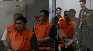 KPK resmi menahan delapan tersangka kasus dugaan korupsi pengurusan HGB PT Summarecon Bogor, termasuk politikus Fahd El Fouz dan eks Bupati Kebumen, Selasa (15/9/26). (Ft: CNN Indonesia)