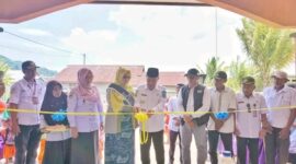 Bupati Banggai Kepulauan Rusli Moidady didampingi bunda PAUD meresmikan Gedung TK Negeri Ambelang sebagai komitmen pemerintah menghadirkan sarana pendidikan anak usia dini yang layak., Rabu (16/0/26).