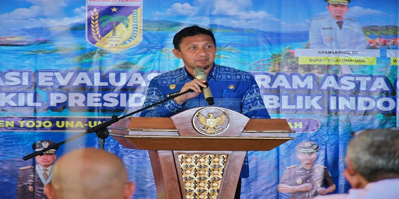 Bupati Tojo Una-Una Ilham Lawidu saat menyampaikan sambutan pada pembukaan Rapat Koordinasi (Rakor) Evaluasi Program Asta Cita di Reconnect Buka Buka Island, Kecamatan Ampana Tete, Jumat (11/9/2026).
