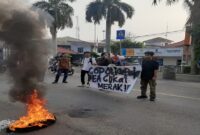 Mahasiswa Banten menggelar demonstrasi di Bea Cukai Merak mendesak penangkapan aktor intelektual di balik peredaran 41 juta batang rokok illegal, Rabu (30/9/26). (dok : Bedainnews.com)
