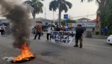 Mahasiswa Banten menggelar demonstrasi di Bea Cukai Merak mendesak penangkapan aktor intelektual di balik peredaran 41 juta batang rokok illegal, Rabu (30/9/26). (dok : Bedainnews.com)