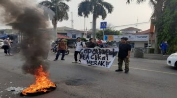 Mahasiswa Banten menggelar demonstrasi di Bea Cukai Merak mendesak penangkapan aktor intelektual di balik peredaran 41 juta batang rokok illegal, Rabu (30/9/26). (dok : Bedainnews.com)