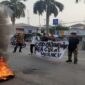 Mahasiswa Banten menggelar demonstrasi di Bea Cukai Merak mendesak penangkapan aktor intelektual di balik peredaran 41 juta batang rokok illegal, Rabu (30/9/26). (dok : Bedainnews.com)