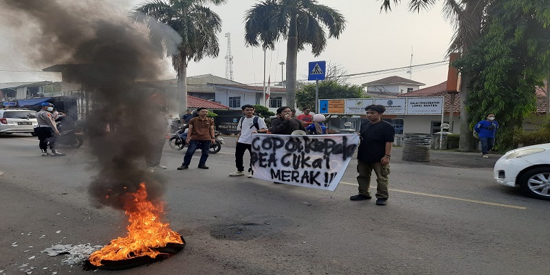 Mahasiswa Banten menggelar demonstrasi di Bea Cukai Merak mendesak penangkapan aktor intelektual di balik peredaran 41 juta batang rokok illegal, Rabu (30/9/26). (dok : Bedainnews.com)
