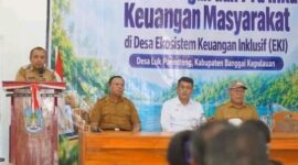 Bupati Banggai Kepulauan Rusli Moidady memberikan arahan edukasi keuangan Program EKI di Desa Luk Panenteng untuk mendorong kemandirian ekonomi.(Pemkab Bangkep)