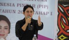 Anggota DPR RI dari Fraksi NasDem, Eva Stevany Rataba, menjadi sorotan setelah namanya dikabarkan masuk dalam daftar penerima Bansos di Toraja Utara, Sulsel. (CNN Indonesia/ Detikcom)