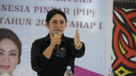Anggota DPR RI dari Fraksi NasDem, Eva Stevany Rataba, menjadi sorotan setelah namanya dikabarkan masuk dalam daftar penerima Bansos di Toraja Utara, Sulsel. (CNN Indonesia/ Detikcom)