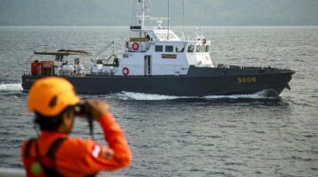 Pencarian lima jurnalis dan tiga awak kapal hilang di Anak Krakatau memasuki hari ketujuh. Keluarga dan Gubernur Banten minta SAR perpanjang operasi.(CNN Indonesia)