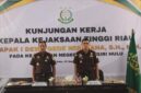 Kajati Riau I Dewa Gede Wirajana menggelar kunker ke Kejari Inhu untuk memperkuat pembinaan integritas jaksa serta menyalurkan aksi sosial ke SLB. (hms kejari/inhu)