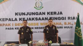 Kajati Riau I Dewa Gede Wirajana menggelar kunker ke Kejari Inhu untuk memperkuat pembinaan integritas jaksa serta menyalurkan aksi sosial ke SLB. (hms kejari/inhu)