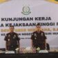 Kajati Riau I Dewa Gede Wirajana menggelar kunker ke Kejari Inhu untuk memperkuat pembinaan integritas jaksa serta menyalurkan aksi sosial ke SLB. (hms kejari/inhu)