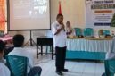 Plt Kaban Kesbangpol Bangkep Umara Pundeng memberikan sosialisasi moderasi beragama kepada siswa SMKN 1 Totikum. (ist)