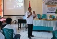 Plt Kaban Kesbangpol Bangkep Umara Pundeng memberikan sosialisasi moderasi beragama kepada siswa SMKN 1 Totikum. (ist)