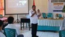Plt Kaban Kesbangpol Bangkep Umara Pundeng memberikan sosialisasi moderasi beragama kepada siswa SMKN 1 Totikum. (ist)