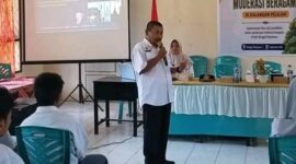 Plt Kaban Kesbangpol Bangkep Umara Pundeng memberikan sosialisasi moderasi beragama kepada siswa SMKN 1 Totikum. (ist)