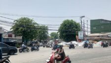Proyek pengerjaan bozem Tanjungsari memicu kemacetan hingga 3 KM di Surabaya Barat, pengendara diimbau mencari jalur alternative,Rabu (30/9/26). (dok: Bedainnews)