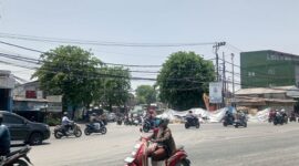 Proyek pengerjaan bozem Tanjungsari memicu kemacetan hingga 3 KM di Surabaya Barat, pengendara diimbau mencari jalur alternative,Rabu (30/9/26). (dok: Bedainnews)