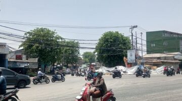 Proyek pengerjaan bozem Tanjungsari memicu kemacetan hingga 3 KM di Surabaya Barat, pengendara diimbau mencari jalur alternative,Rabu (30/9/26). (dok: Bedainnews)