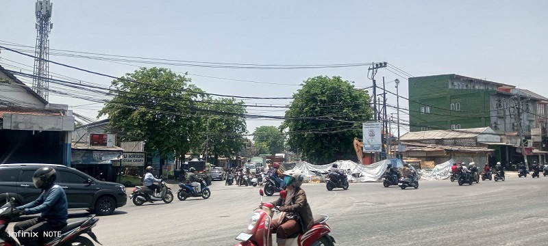 Proyek pengerjaan bozem Tanjungsari memicu kemacetan hingga 3 KM di Surabaya Barat, pengendara diimbau mencari jalur alternative,Rabu (30/9/26). (dok: Bedainnews)