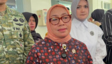 Menteri Pemberdayaan Perempuan dan Perlindungan Anak (PPPA) Arifatul Choiri Fauzi atau Arifah di Pondok Pesantren Manbaul Hikam, Sidoarjo, Jawa Timur. (CNN Indonesia)