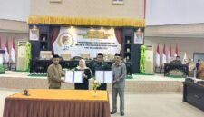 Wakil Bupati Surya Lapasiri bersama tiga pimpinan DPRD Kabupaten Tojo Una-Una menandatangani persetujuan bersama atas Ranperda tentang Perubahan APBD Tahun Anggaran 2026 dalam rapat paripurna DPRD Touna, Senin (14/9/2026).