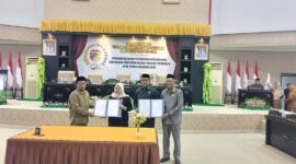 Wakil Bupati Surya Lapasiri bersama tiga pimpinan DPRD Kabupaten Tojo Una-Una menandatangani persetujuan bersama atas Ranperda tentang Perubahan APBD Tahun Anggaran 2026 dalam rapat paripurna DPRD Touna, Senin (14/9/2026).