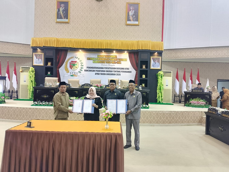 Wakil Bupati Surya Lapasiri bersama tiga pimpinan DPRD Kabupaten Tojo Una-Una menandatangani persetujuan bersama atas Ranperda tentang Perubahan APBD Tahun Anggaran 2026 dalam rapat paripurna DPRD Touna, Senin (14/9/2026).