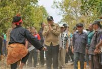 Wakil Bupati Serfi Kambey Monitoring Pengerjaan Jalan dan Gotong Royong di Desa Olusi